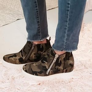 Camo wedge sneaker with zipper